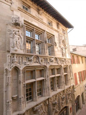 Heads House in Valence