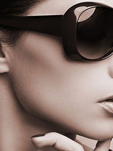 Meet a celebrity companion in Lonson for dinner - members only