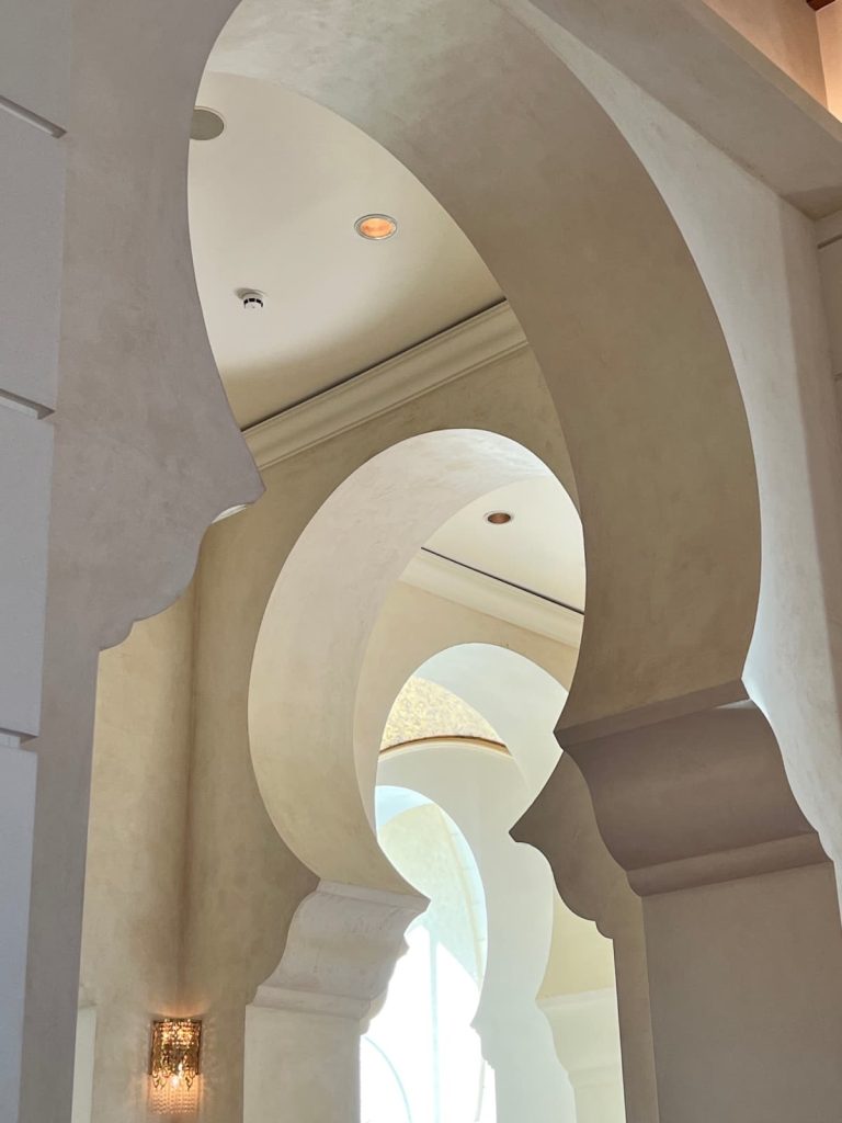 Arabic interiors: Navigating Dubai’s cultural landscape.