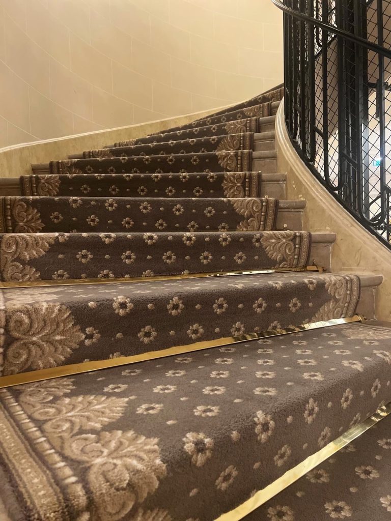 Five star luxury staircase: The tasteful gentlemen choose Mynt Models