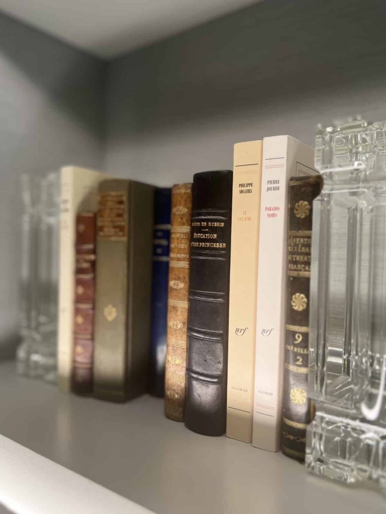 Gilded library of vintage books: The ideal Mynt gentleman