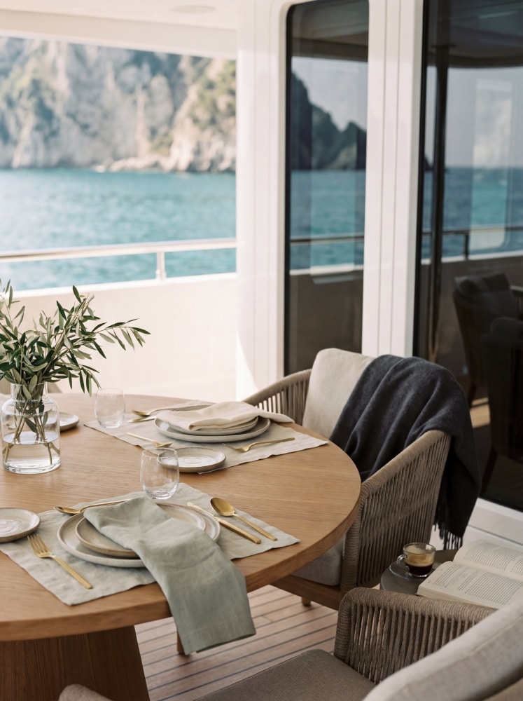 Social intelligence in confined luxury yacht environments